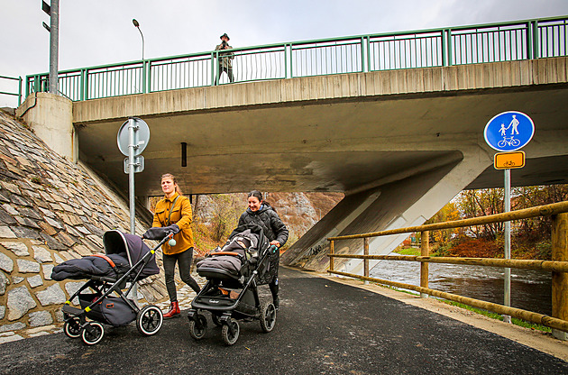 Konec kličkování mezi auty. Krumlov postavil cyklistům novou stezku podél Vltavy