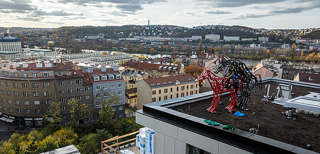 Šemík se páří s klisnou na pražské střeše. Plastika vyvolala pozdvižení