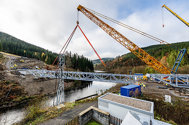 Ve Špindlerově Mlýně začali usazovat most přes Labe, propojí skiareály