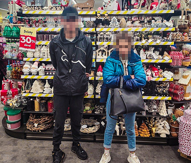 Zlod�ji si cht�li ud�lat hezké Vánoce. P�ed prodejnou ukradli ozdoby, dlouho se...