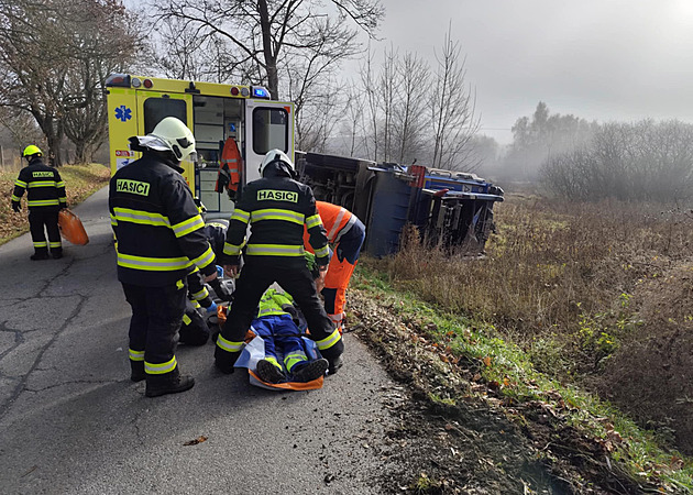 Popelářský vůz sjel do škarpy a převrátil se. Dva členové posádky se vážně zranili