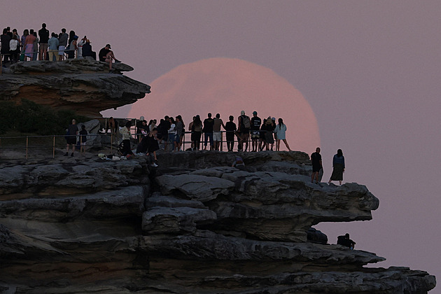 Prozkoumejte snímky nejjasnějšího letošního superúplňku z celého světa