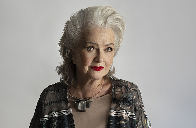 Ve čtyři to zabalili a odjeli na Hlubokou. Mayerová vzpomíná na svatbu s Kostkou