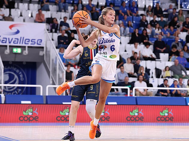 Charlotte Velichov� z Brixie p�ihr�v� v utk�n� prvn�ho kola italsk� ligy.