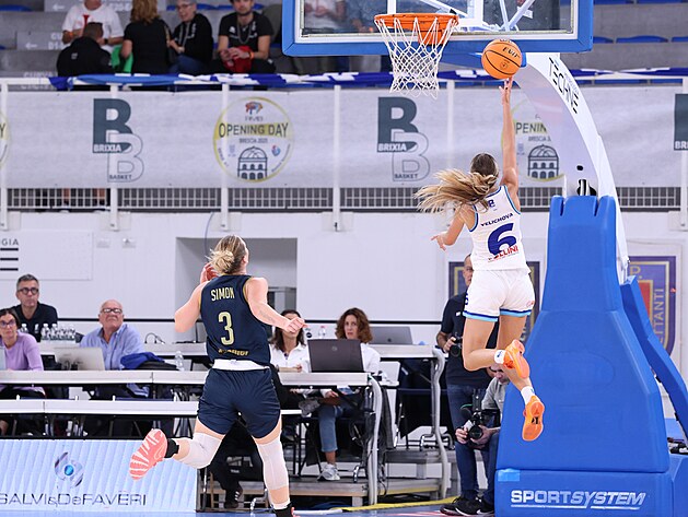 �esk� basketbalistka Charlotte Velichov� v dresu z Brixie v akci.