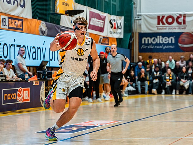 P�seck� kapit�n Vojt�ch S�kora v z�pase proti Pardubic�m.