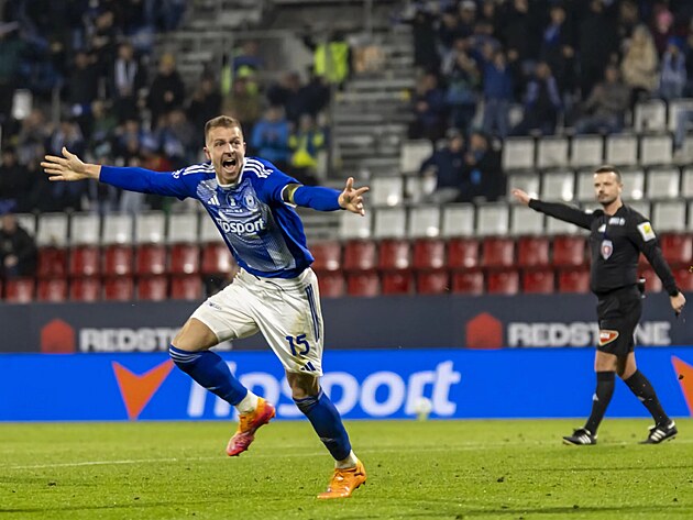 Daniel Vašulín slaví branku do sítě Pardubic.