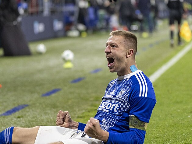 Daniel Vašulín slaví branku do sítě Pardubic.
