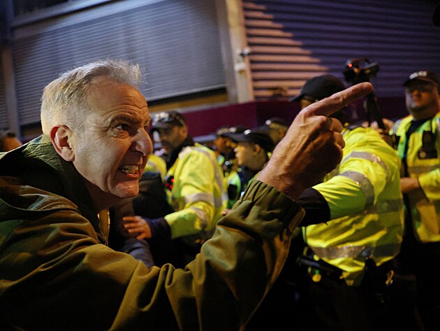 Protesty mezi skupinami propalestinsk�ch a proizraelsk�ch skupin p�ed z�pasem...