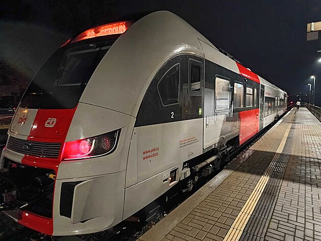 Vlak u Holyn narazil do spadlého stromu. Hasii ho vyproovali zpod soupravy....