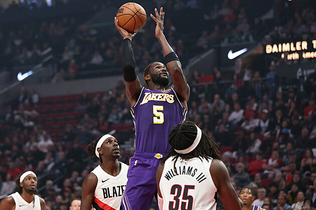 Deandre Ayton z Los Angeles Lakers vyskakuje ke st�ele v utk�n� s Portlandem.