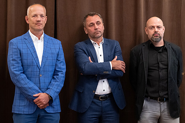 Ivo Ulich (uprosted) sleduje hlasování zastupitelstva o prodeji hradeckého...