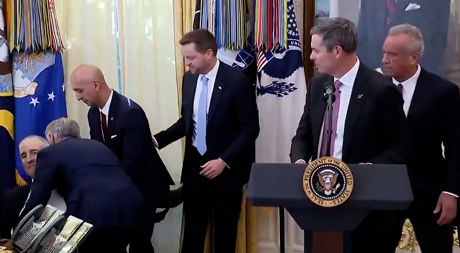 VIDEO: Prohlášení v Oválné pracovně přerušil kolaps. Poblíž Trumpa omdlel muž