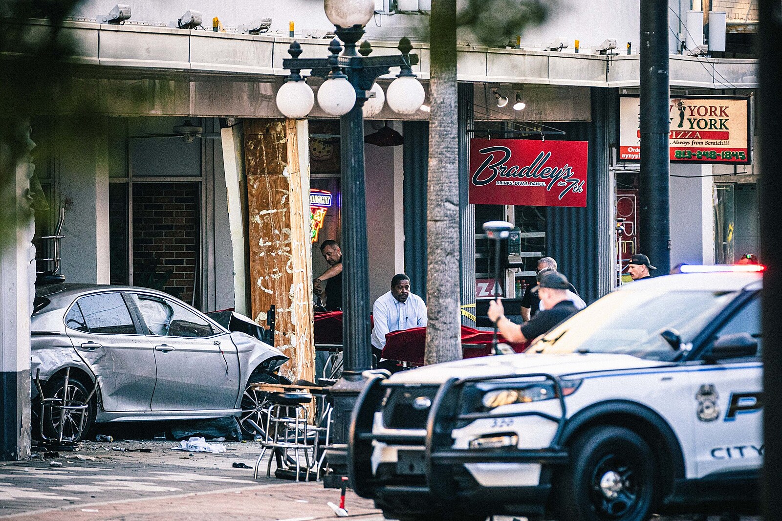 Řidič na Floridě ujížděl policii a vjel do davu před barem. Čtyři zabil a 11 zranil