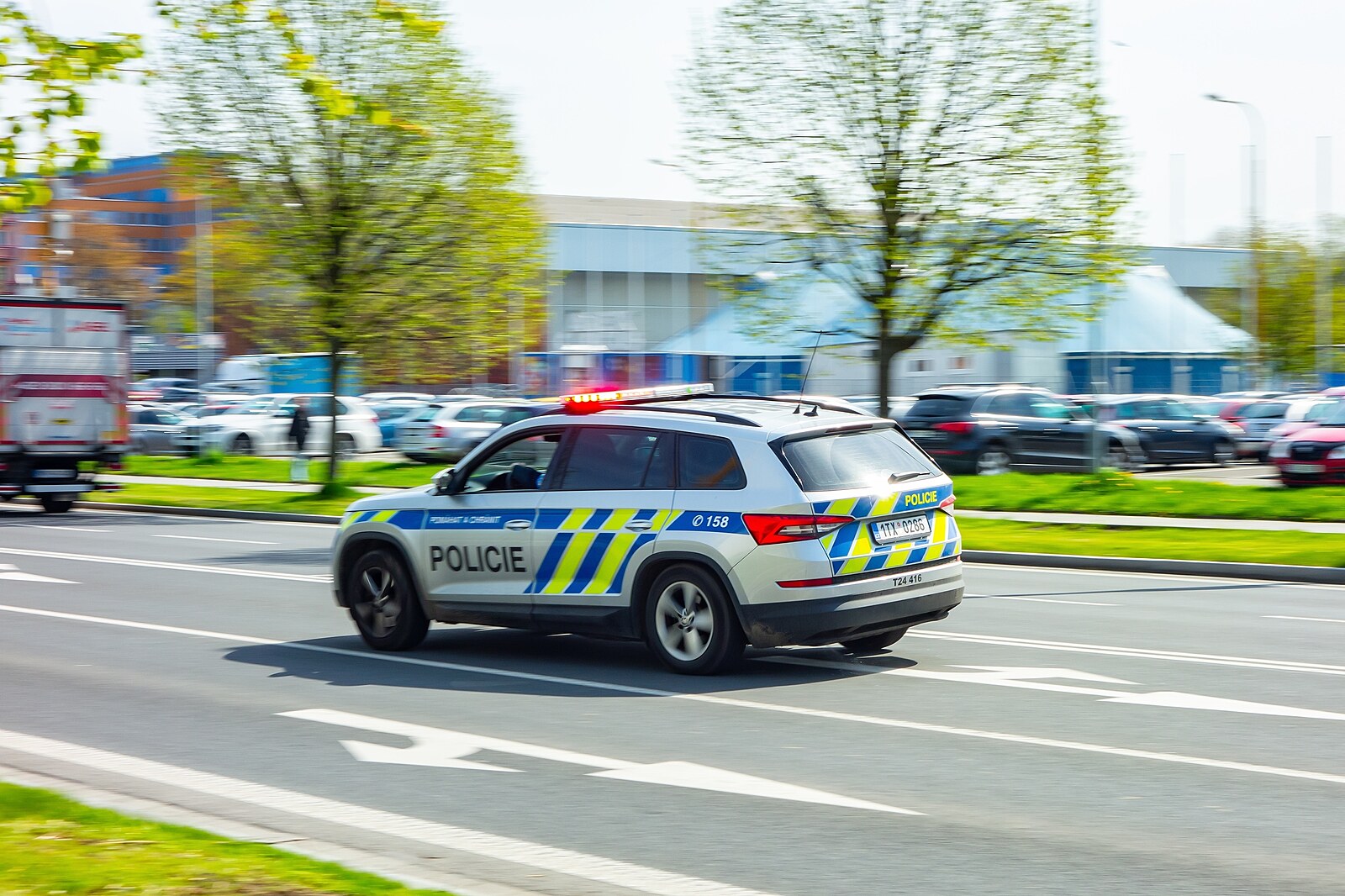 Porod v koloně aut. S doprovodem do nemocnice pomohli policisté