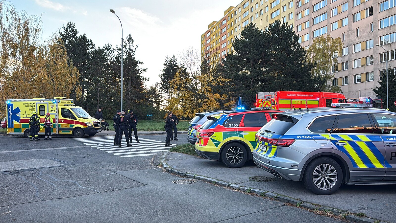 V pražském Kamýku vzplál z neznámých příčin byt. Hasiči evakuovali deset lidí