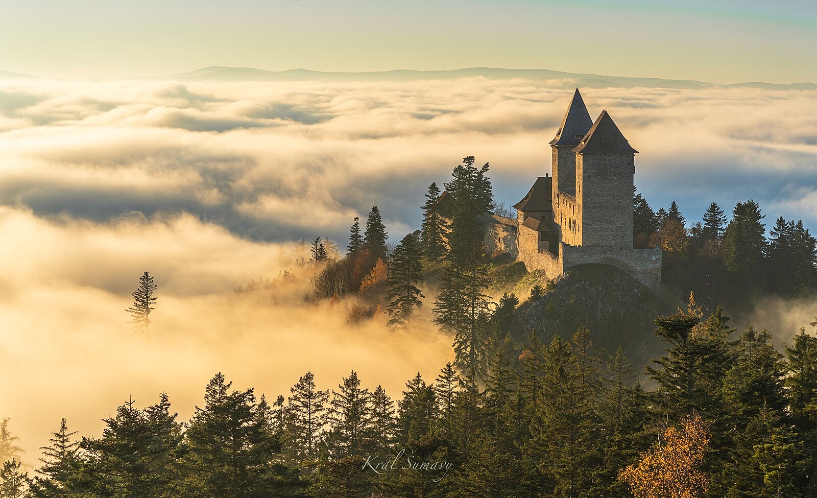 Česko zalité bílým mořem. Fotografové zachytili kouzla inverze v horách