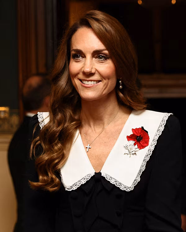 8 tipů na úchvatné plesové účesy a jak je vytvořit s pomocí kulmy či fénu 8 tipů na úchvatné plesové účesy a jak je vytvořit s pomocí kulmy či fénu