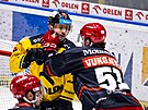 Nicolas Hlava z Litvínova inkasuje ránu od Michaela Vukojevice z Mountfieldu.