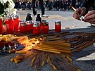 Lidé v srbském Novém Sadu si p�ipomínají ob�ti z�ícení p�íst�e�ku na...