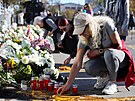 Lidé v srbském Novém Sadu si p�ipomínají ob�ti z�ícení p�íst�e�ku na...