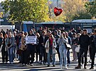 Lidé v srbském Novém Sadu si p�ipomínají ob�ti z�ícení p�íst�e�ku na...