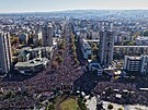 Desítky tisíc lidí z celého Srbska p�i�ly v Novém Sadu manifestovat a uctít...