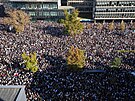 Desítky tisíc lidí z celého Srbska p�i�ly v Novém Sadu manifestovat a uctít...