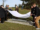 Pamtnk v Kch na Rokycansku byl odhalen veternovi z druh svtov vlky...