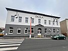 Budova z�kladn� �koly v Lomu.