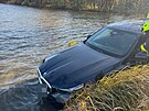 Automobil zna�ky BMW, kter� skon�il v rybn�ce u obce �antov. (7. listopadu 2025)