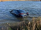 Automobil zna�ky BMW, kter� skon�il v rybn�ce u obce �antov. (7. listopadu 2025)