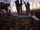 �lenové ukrajinské policie p�ipravují dron na frontové linii v Pokrovsku. (2....