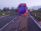 Nehoda osobn�ho auta a kamionu blokovala silnici I/43 u Opatova. (7. listopadu...