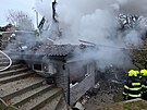 Chatu v H�e�ic�ch na Kladensku zcela zni�il po��r. (9. listopadu 2025)
