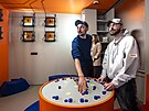 Michael Rosa a Leo� Hort p�edv�d�, jak se hraje na 3D tisk�rny. (6. listopadu...