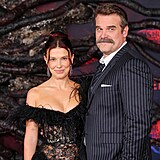 Millie Bobby Brownov� a David Harbour v Los Angeles (6. listopadu 2025)