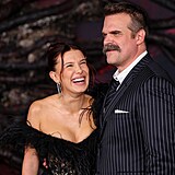 Millie Bobby Brownov� a David Harbour v Los Angeles (6. listopadu 2025)