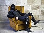 Prorutí separatisté pózují v obsazené budov regionální administrativy Doncké...