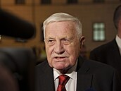 Bývalý �eský prezident Václav Klaus p�ichází k Obecnímu domu v Praze, kde se...