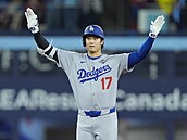 Shohei Ohtani z Los Angeles Dodgers v estém zápase Svtové série v Torontu....