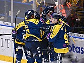 Zlín�tí hokejisté slaví gól v utkání se Vsetínem.
