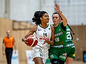 Marina Ewodová z SB Ostrava se tlaí kolem Kateiny Galíkové z KP Brno.