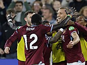 Tomá Souek z West Hamu slaví gól proti Burnley, vlevo se s ním raduje El...