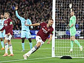 Tomá Souek z West Hamu slaví gól v utkání s Burnley, kterým vyrovnal eský...