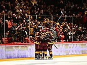 Jihlavtí hrái slaví gól proti Slavii.