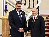 Ruský prezident Vladimir Putin a venezuelský prezident Nicolas Maduro si...