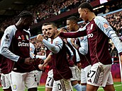 Fotbalisté Aston Villy se radují z gólu, který vstelil Emi Buendia.