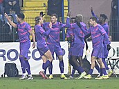 Fotbalisté Bohemians se radují z gólu Bensona Sakaly.