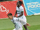 Stelec karvinského gólu Aboubacar Traore naskakuje na záda Dávida Kríka,...